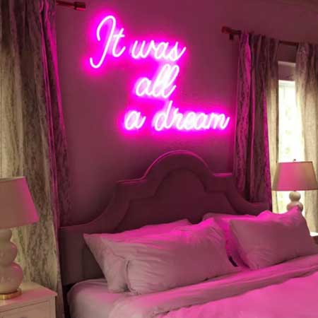 неоновая вывеска над кроватью