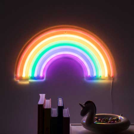 радужно-неоновый-свет-на-стене