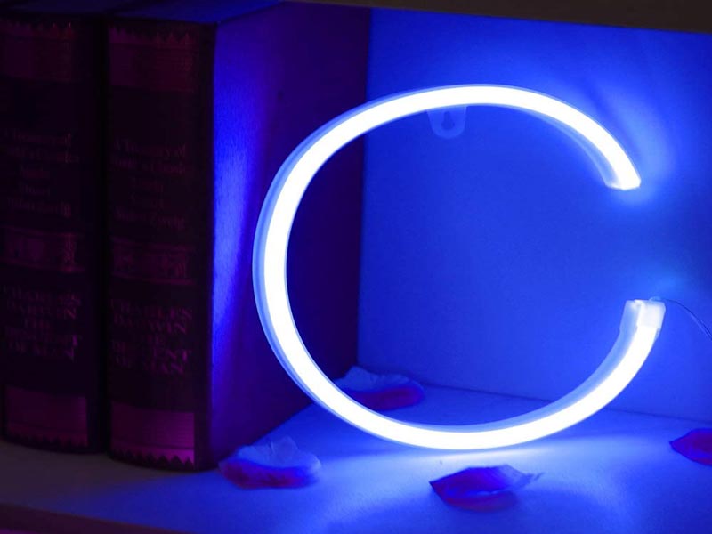 Letras de neon azuis iluminadas