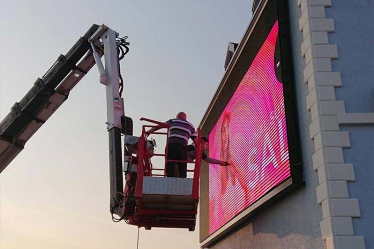 تركيب شاشة LED خارجية P10 P10 تركيب شاشة LED خارجية